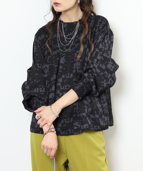 EGLANTINE（エグランティーヌ）の「EGLANTINE セットアップ対応 プリントギャザーブラウス（シャツ/ブラウス・レディース・チャコールグレー/ベージュ・38）」の3枚目の写真
