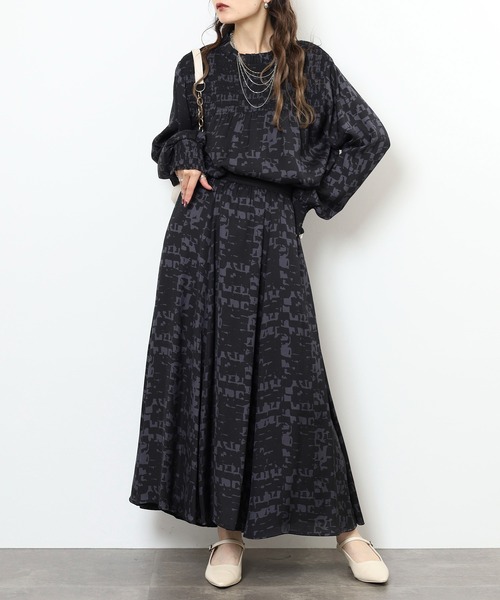 EGLANTINE（エグランティーヌ）の「EGLANTINE セットアップ対応 プリントギャザーブラウス（シャツ/ブラウス・レディース・チャコールグレー/ベージュ・38）」の8枚目の写真