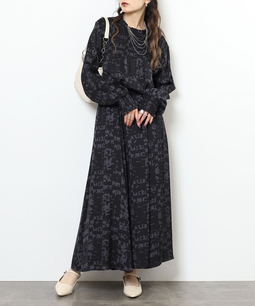EGLANTINE（エグランティーヌ）の「EGLANTINE セットアップ対応 プリントギャザーブラウス（シャツ/ブラウス・レディース・チャコールグレー/ベージュ・38）」の9枚目の写真
