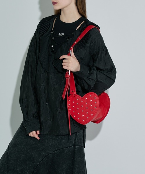 anna sui nyc(アナ スイ エヌ ワイ シー)の「ツインハートレザーバッグ(ショルダーバッグ・レディース・ブラック/レッド・FREE)」の2枚目の写真