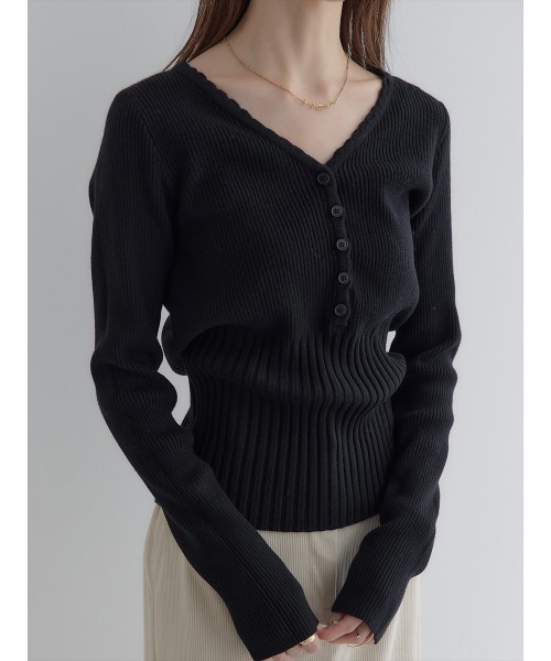 amel（エイメル）の「【RE ARRIVAL】スカラップVネックデザインニット/ブラック（ニット/セーター・レディース・ブラック・FREE）」の2枚目の写真