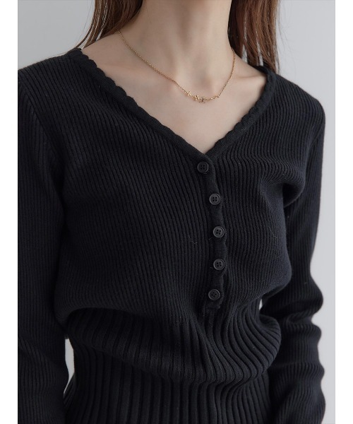 amel（エイメル）の「【RE ARRIVAL】スカラップVネックデザインニット/ブラック（ニット/セーター・レディース・ブラック・FREE）」の3枚目の写真