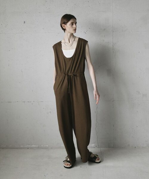 GARAGE OF GOOD CLOTHING（ガレージオブグッドクロージング）の「【日本製】Uネックオールインワン（サロペット/オーバーオール・レディース・ブラウン/チャコールグレー・FREE）」の4枚目の写真