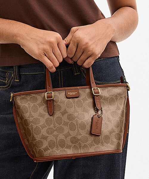 COACH(コーチ)の「タクシー トート バッグ 21・シグネチャー キャンバス(ショルダーバッグ・レディース・ベージュ系その他・ONE)」の1枚目の写真