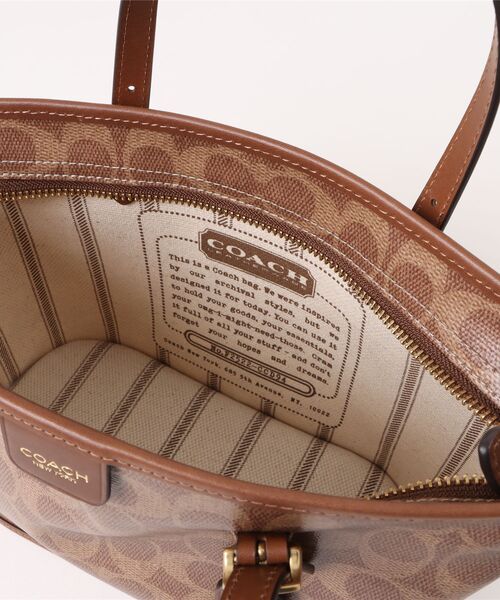 COACH(コーチ)の「タクシー トート バッグ 21・シグネチャー キャンバス(ショルダーバッグ・レディース・ベージュ系その他・ONE)」の11枚目の写真