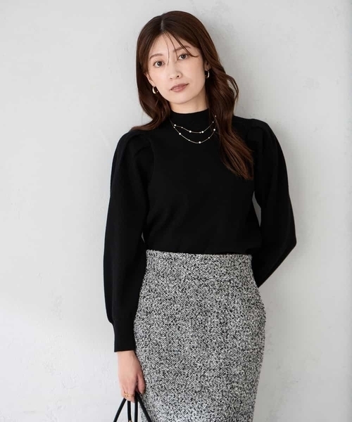 a.v.v(アーヴェヴェ)の「プチハイネックショルダータックニット(ニット/セーター・レディース・ライトピンク/ブラック・38/40)」の1枚目の写真