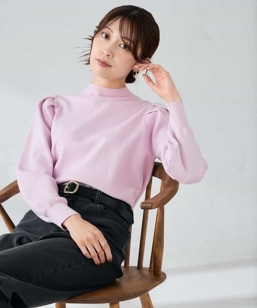 a.v.v(アーヴェヴェ)の「プチハイネックショルダータックニット(ニット/セーター・レディース・ライトピンク/ブラック・38/40)」の3枚目の写真