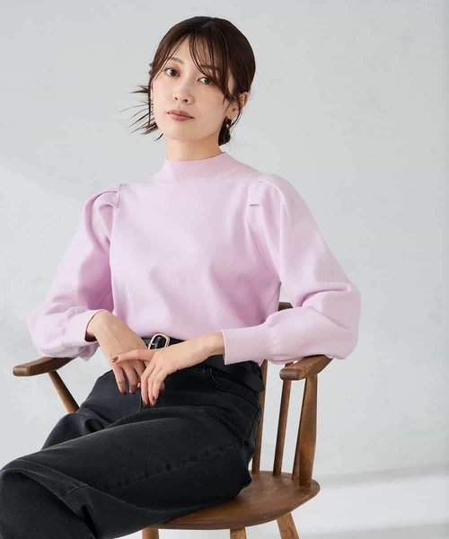 a.v.v(アーヴェヴェ)の「プチハイネックショルダータックニット(ニット/セーター・レディース・ライトピンク/ブラック・38/40)」の4枚目の写真