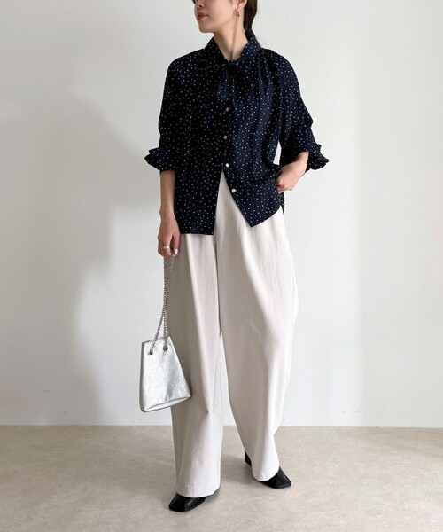 fredy emue(フレディエミュ)の「【セットアップ対応】パウダリーツイルイージーセミワイドパンツ(その他パンツ・レディース・ブラック/ベージュ/ネイビー・38/36)」の21枚目の写真