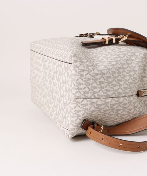 MICHAEL KORS(マイケルコース)の「QUINN フラップ バックパック ミディアム - MKシグネチャー(バックパック/リュック・レディース・ホワイト系その他・FREE)」の4枚目の写真