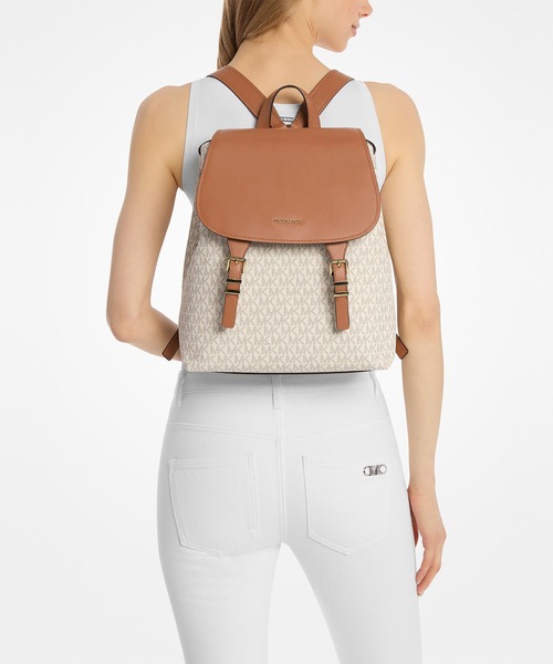 MICHAEL KORS(マイケルコース)の「QUINN フラップ バックパック ミディアム - MKシグネチャー(バックパック/リュック・レディース・ホワイト系その他・FREE)」の2枚目の写真