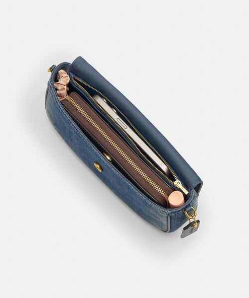 COACH(コーチ)の「ブルック フラップ チェーン バッグ・ラブド デニム(ショルダーバッグ・レディース・ブルー系その他・ONE)」の5枚目の写真