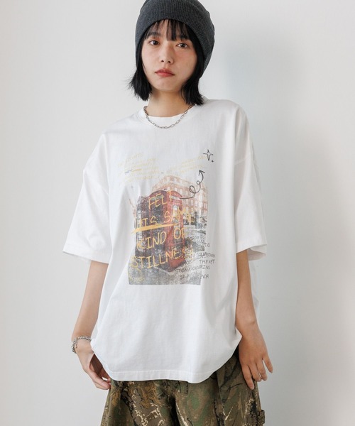 PBLIM(ページボーイリム)の「《UNISEX》ポスターフォトTシャツ フォトプリント / ルーズシルエット(Tシャツ/カットソー・レディース・オフホワイト/チャコールグレー・MEDIUM/LARGE)」の2枚目の写真