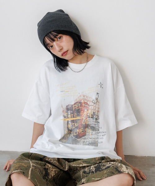 PBLIM(ページボーイリム)の「《UNISEX》ポスターフォトTシャツ フォトプリント / ルーズシルエット(Tシャツ/カットソー・レディース・オフホワイト/チャコールグレー・MEDIUM/LARGE)」の7枚目の写真