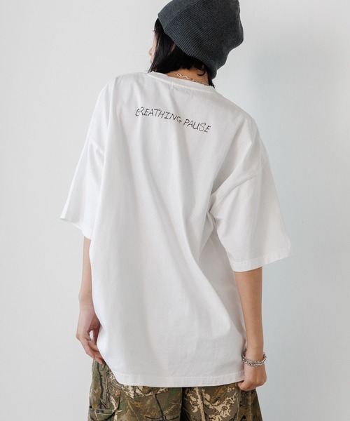 PBLIM(ページボーイリム)の「《UNISEX》ポスターフォトTシャツ フォトプリント / ルーズシルエット(Tシャツ/カットソー・レディース・オフホワイト/チャコールグレー・MEDIUM/LARGE)」の4枚目の写真