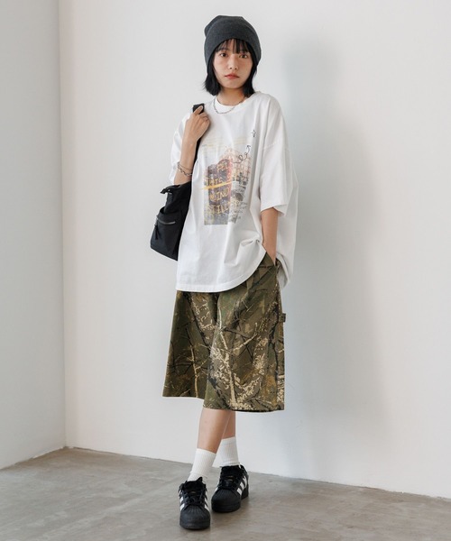 PBLIM(ページボーイリム)の「《UNISEX》ポスターフォトTシャツ フォトプリント / ルーズシルエット(Tシャツ/カットソー・レディース・オフホワイト/チャコールグレー・MEDIUM/LARGE)」の3枚目の写真