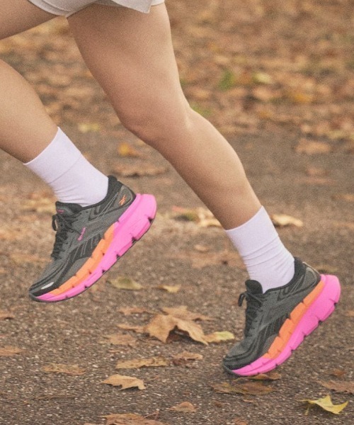 Reebok(リーボック)の「フロートジグ ダブル / FLOATZIG DOUBLE(スニーカー・レディース・ブラック×ピンク/グレー・22.0cm/26.0cm/25.5cm/25.0cm/24.0cm/24.5cm/23.5cm/23.0cm/22.5cm)」の1枚目の写真