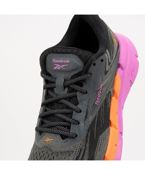 Reebok(リーボック)の「フロートジグ ダブル / FLOATZIG DOUBLE(スニーカー・レディース・ブラック×ピンク/グレー・22.0cm/26.0cm/25.5cm/25.0cm/24.0cm/24.5cm/23.5cm/23.0cm/22.5cm)」の8枚目の写真