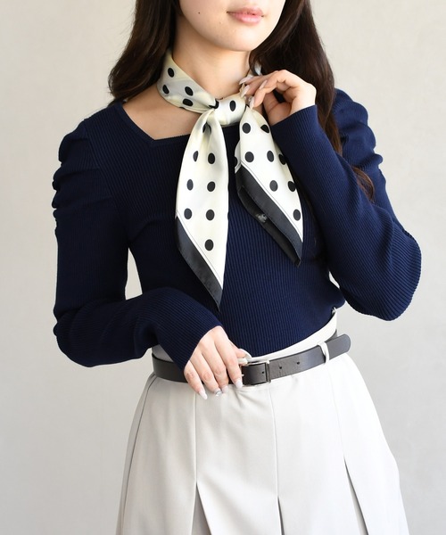 31 Sons de mode(トランテアン ソン ドゥ モード)の「2026春夏新作 スカーフ付きスクエアニット(ニット/セーター・レディース・ネイビー/オフホワイト/ブルー・フリ-)」の2枚目の写真