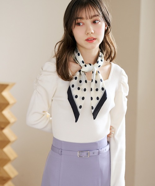 31 Sons de mode(トランテアン ソン ドゥ モード)の「2026春夏新作 スカーフ付きスクエアニット(ニット/セーター・レディース・ネイビー/オフホワイト/ブルー・フリ-)」の1枚目の写真
