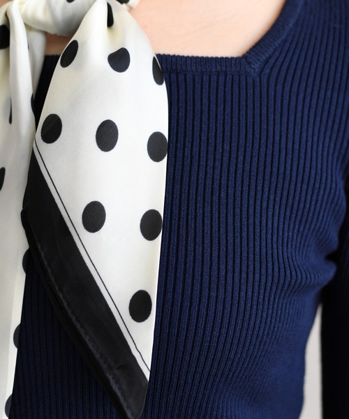 31 Sons de mode(トランテアン ソン ドゥ モード)の「2026春夏新作 スカーフ付きスクエアニット(ニット/セーター・レディース・ネイビー/オフホワイト/ブルー・フリ-)」の17枚目の写真