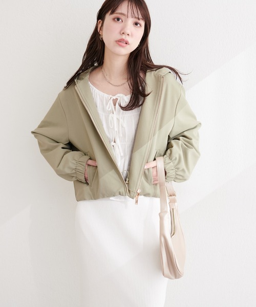 natural couture(ナチュラルクチュール)の「フード付きショート丈ブルゾン(ブルゾン・レディース・ブラウン/アイボリー/カーキ/スミクロ・FREE)」の4枚目の写真