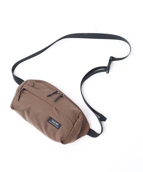 TAION(タイオン)の「【TAION / タイオン】 NON DOWN MOUNTAIN WAIST POUCH /ノンダウン マウンテン ウエストポーチ /ユニセックス 【WEB限定】(ボディバッグ/ウエストポーチ・メンズ・ライトブラウン/ネイビー/ブラック/カーキ・フリー)」の2枚目の写真