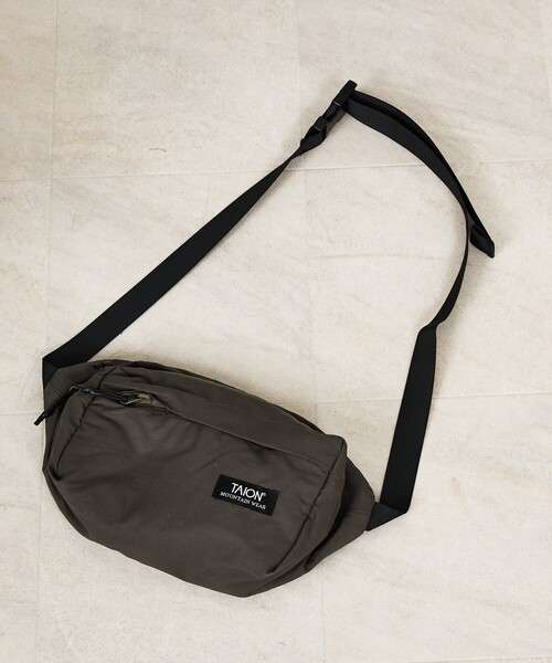 TAION(タイオン)の「【TAION / タイオン】 NON DOWN MOUNTAIN WAIST POUCH /ノンダウン マウンテン ウエストポーチ /ユニセックス 【WEB限定】(ボディバッグ/ウエストポーチ・メンズ・ライトブラウン/ネイビー/ブラック/カーキ・フリー)」の6枚目の写真