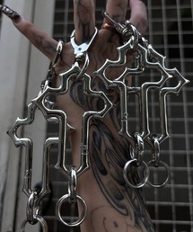 XU（エックスユー）の「【Never mind the XU】cross carabiner / 【ネバーマインド ザ エックスユー】クロスカラビナ <着用動画あり>（キーホルダー）」