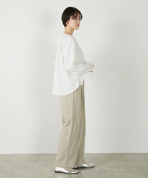 MELROSE claire(メルローズ クレール)の「【レーヨンナイロンポプリンタックカーブパンツ】(その他パンツ・レディース・ベージュ/チャコールグレー/ライトブルー・2/3)」の12枚目の写真