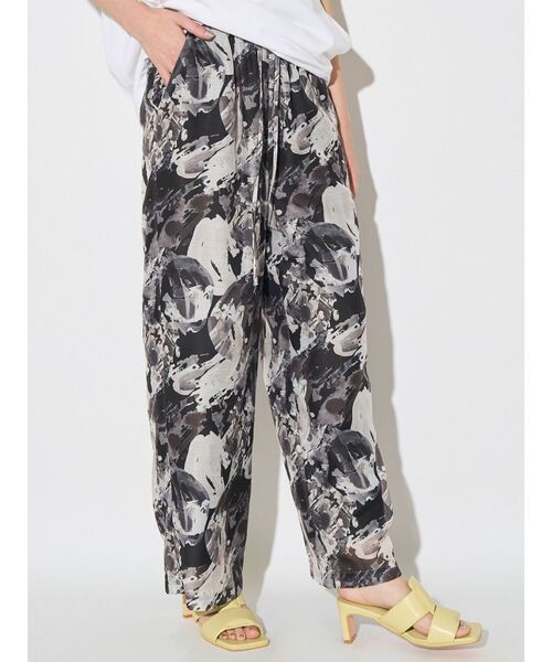 ELENDEEK（エレンディーク）の「シェイドフラワーリラックスパンツ（その他パンツ・レディース・ブルー/ブラック・02/01）」の11枚目の写真