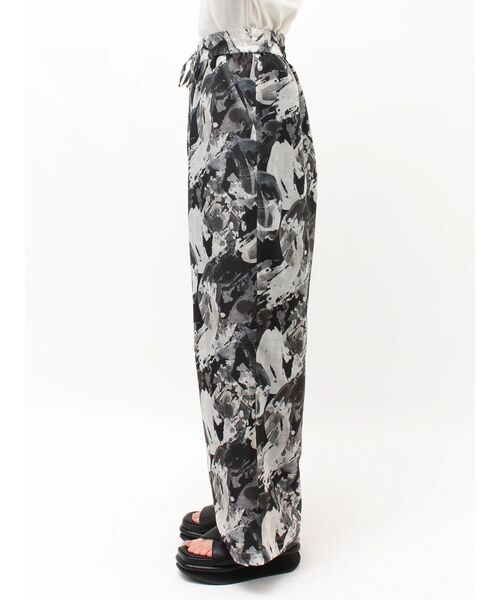 ELENDEEK（エレンディーク）の「シェイドフラワーリラックスパンツ（その他パンツ・レディース・ブルー/ブラック・02/01）」の17枚目の写真