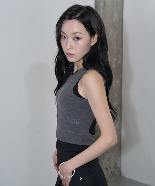 ZIZEMUSEUM(ジゼミュージアム)の「BACK OPEN BUTTON LAYERED TOP (CHARCOAL)(Tシャツ/カットソー・レディース・その他・SMALL/MEDIUM)」の1枚目の写真