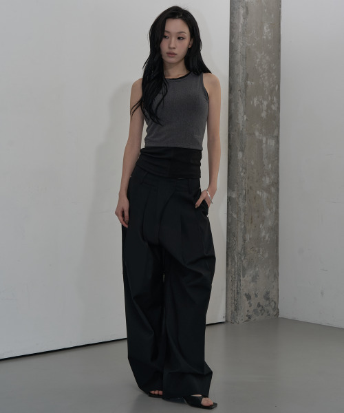 ZIZEMUSEUM(ジゼミュージアム)の「BACK OPEN BUTTON LAYERED TOP (CHARCOAL)(Tシャツ/カットソー・レディース・その他・SMALL/MEDIUM)」の2枚目の写真