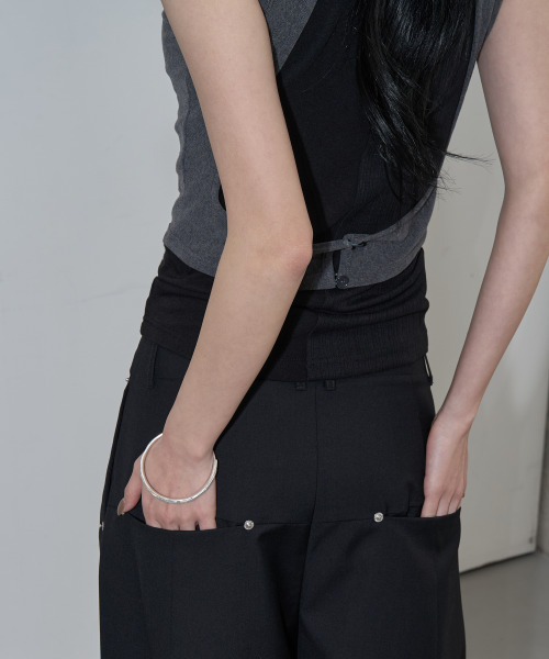 ZIZEMUSEUM(ジゼミュージアム)の「BACK OPEN BUTTON LAYERED TOP (CHARCOAL)(Tシャツ/カットソー・レディース・その他・SMALL/MEDIUM)」の4枚目の写真