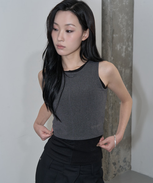 ZIZEMUSEUM(ジゼミュージアム)の「BACK OPEN BUTTON LAYERED TOP (CHARCOAL)(Tシャツ/カットソー・レディース・その他・SMALL/MEDIUM)」の5枚目の写真