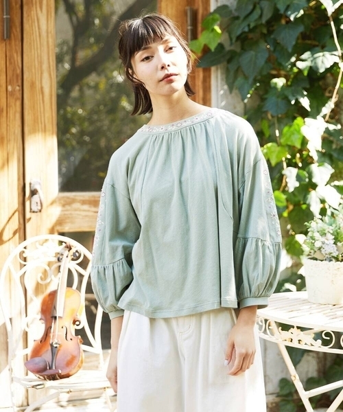 Jocomomola(ホコモモラ)の「天竺フラワー刺繍カットソー(Tシャツ/カットソー・レディース・アイボリー/ミント・40)」の2枚目の写真