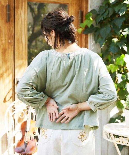 Jocomomola(ホコモモラ)の「天竺フラワー刺繍カットソー(Tシャツ/カットソー・レディース・アイボリー/ミント・40)」の4枚目の写真