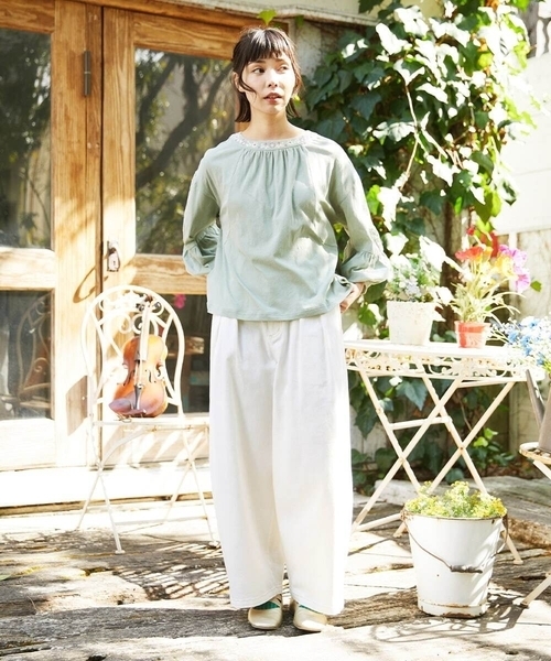 Jocomomola(ホコモモラ)の「天竺フラワー刺繍カットソー(Tシャツ/カットソー・レディース・アイボリー/ミント・40)」の6枚目の写真