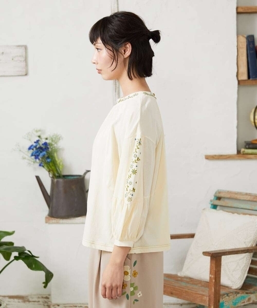 Jocomomola(ホコモモラ)の「天竺フラワー刺繍カットソー(Tシャツ/カットソー・レディース・アイボリー/ミント・40)」の16枚目の写真
