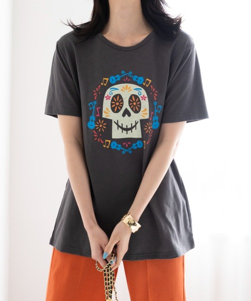 Disney(ディズニー)の「<Disney>【リメンバーミー】ヴィンテージTシャツ(Tシャツ/カットソー・レディース・チャコール・XX-LARGE/X-LARGE/LARGE/MEDIUM)」の7枚目の写真