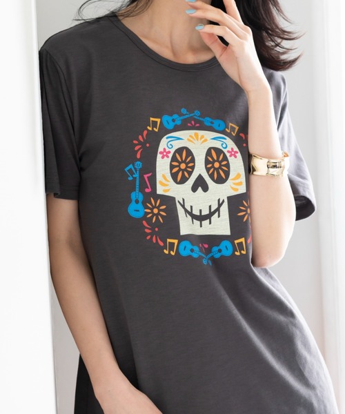 Disney(ディズニー)の「<Disney>【リメンバーミー】ヴィンテージTシャツ(Tシャツ/カットソー・レディース・チャコール・XX-LARGE/X-LARGE/LARGE/MEDIUM)」の8枚目の写真