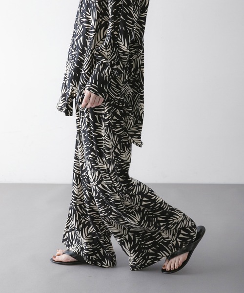 URBAN RESEARCH(アーバンリサーチ)の「『一部別注カラー』LUSANA CICI PANTS(その他パンツ・レディース・ブラック系その他/グリーン系その他/ブルー系その他・SMALL/MEDIUM)」の2枚目の写真