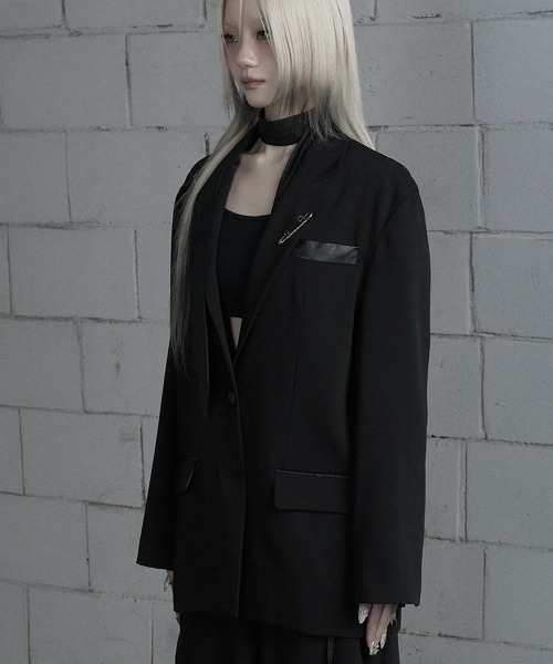 ETRE AU SOMMET(エトレオソメ)の「Panel Line Button Front Blazer (Black)(テーラードジャケット・レディース・ブラック・FREE)」の2枚目の写真