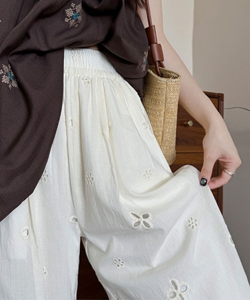 SallyLunn（サリーラン）の「ナチュラルフラワー刺繍ワイドパンツ（その他パンツ・レディース・アイボリー・MEDIUM/LARGE）」の5枚目の写真