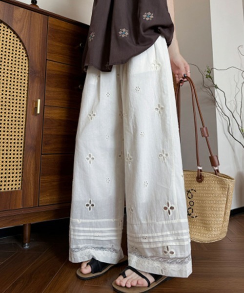 SallyLunn（サリーラン）の「ナチュラルフラワー刺繍ワイドパンツ（その他パンツ・レディース・アイボリー・MEDIUM/LARGE）」の2枚目の写真