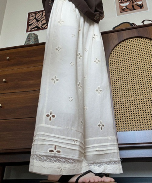 SallyLunn（サリーラン）の「ナチュラルフラワー刺繍ワイドパンツ（その他パンツ・レディース・アイボリー・MEDIUM/LARGE）」の4枚目の写真
