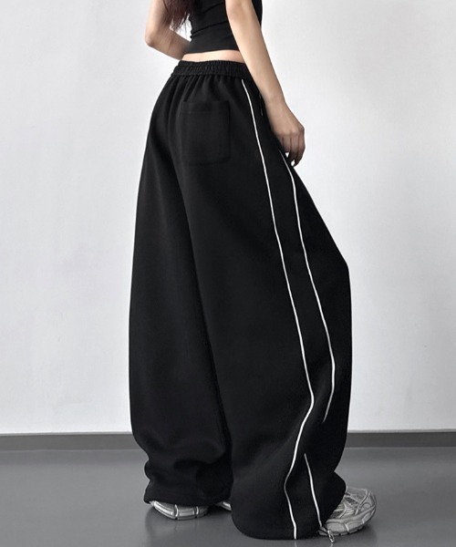 Teem Store(チームストア)の「ルーズバルーン ワイドスウェットパンツ(スウェットパンツ・レディース・ブラック/ライトグレー・M/S)」の4枚目の写真