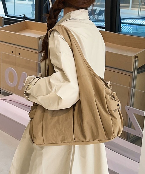 LA VORAGINE（ラ ヴォラジネ）の「撥水2WAYポケバルーントートバッグ（トートバッグ・レディース・ベージュ/アイボリー/ブラック/グレー・FREE）」の4枚目の写真