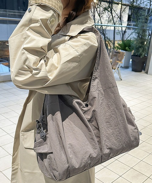 LA VORAGINE（ラ ヴォラジネ）の「撥水2WAYポケバルーントートバッグ（トートバッグ・レディース・ベージュ/アイボリー/ブラック/グレー・FREE）」の3枚目の写真
